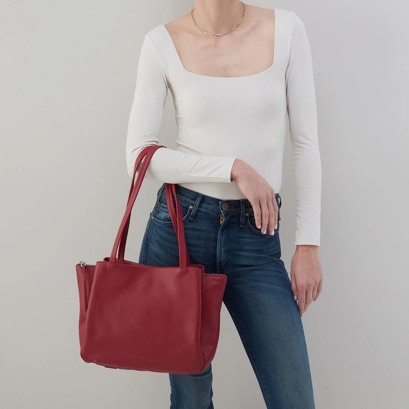 Essential Medium Tote In Soft Saffiano Leather - Cranberry